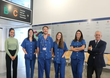 De izquierda a derecha, Sausan Sayed, directora médica de Atención hospitalaria de Asef, Mª José Arias, Elisaul Suárez, Pilar Navajas, Cristina Reguero y el gerente de Asef, Enrique Garcerán.