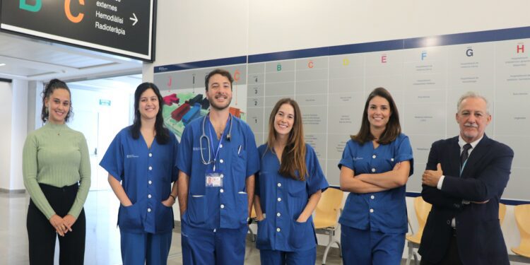 De izquierda a derecha, Sausan Sayed, directora médica de Atención hospitalaria de Asef, Mª José Arias, Elisaul Suárez, Pilar Navajas, Cristina Reguero y el gerente de Asef, Enrique Garcerán.