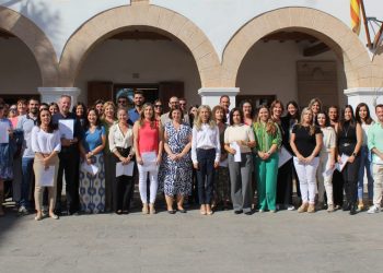 El personal que ha estabilizado sus plazas posa frente a la sede consistorial con la alcaldesa Carmen Ferrer.