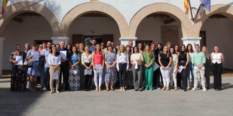 El personal que ha estabilizado sus plazas posa frente a la sede consistorial con la alcaldesa Carmen Ferrer.