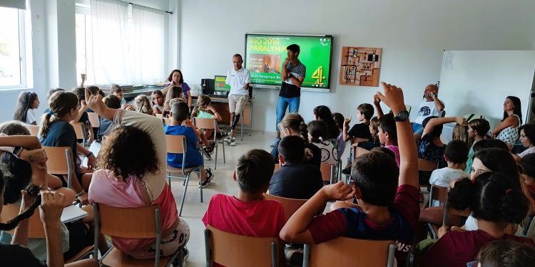 Imagen de una charla sobre ciclismo adaptado en el municipio