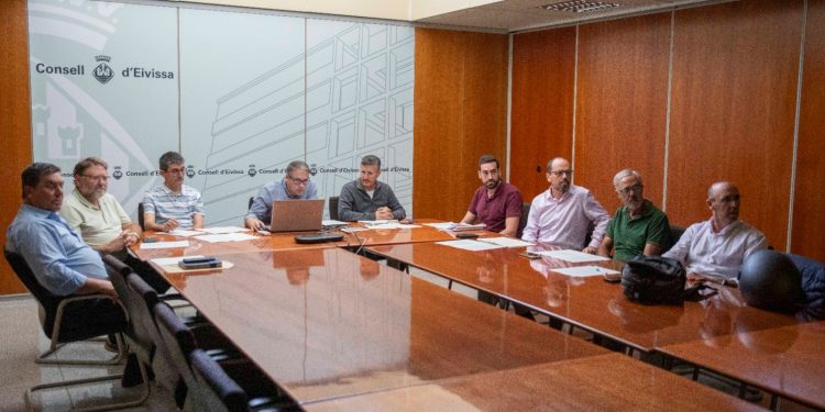 Participants en la reunió. Foto: Consell d'Eivissa