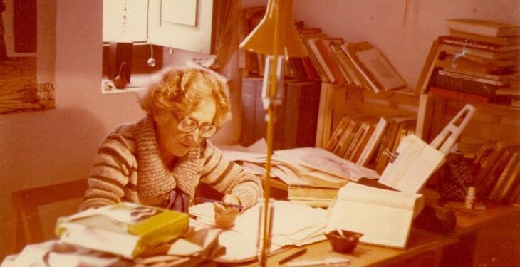 Matilde Horne trabajando en su estudio en Ibiza. Imagen Familia Matilde Horne.