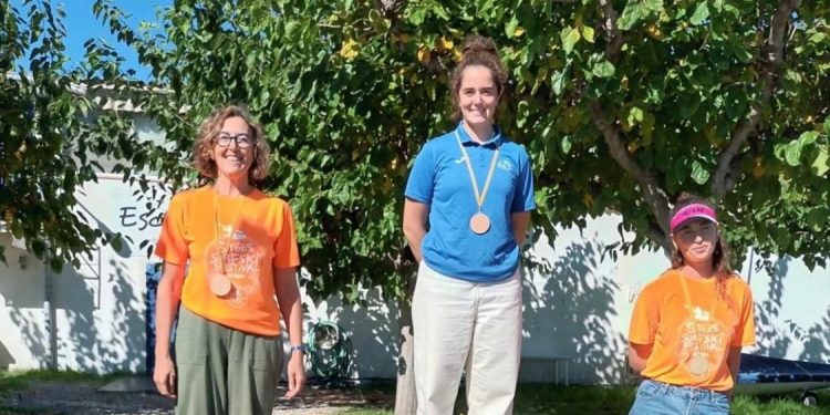 Marta Noguera, en el podio junto a sus compañeras, en una imagen de archivo.