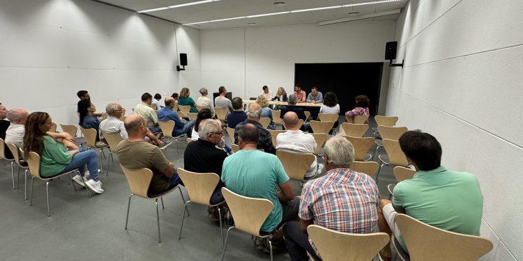 Imagen de la reunión con los vecinos de Cas Capità, celebrada la semana pasada. Foto: Ayuntamiento de Santa Eulària