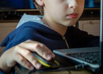 Un niño frente a la pantalla de su ordenador. Foto Vita Glitter-Pexels