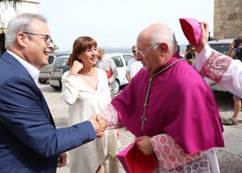 Vicente Juan Segura, a la derecha, estrecha la mano del ex presidente del Consell Vicent Torres.