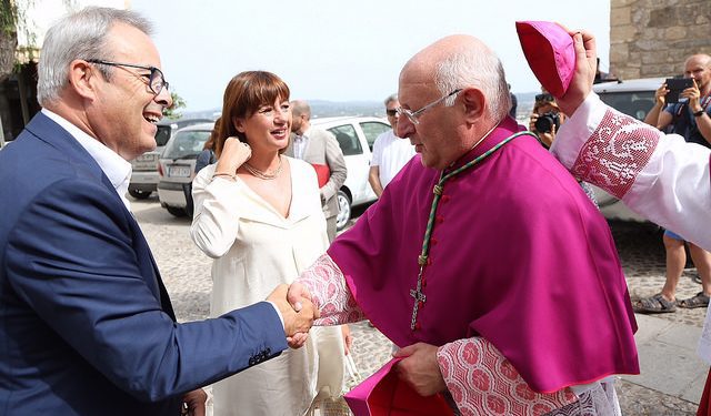 Vicente Juan Segura, a la derecha, estrecha la mano del ex presidente del Consell Vicent Torres.