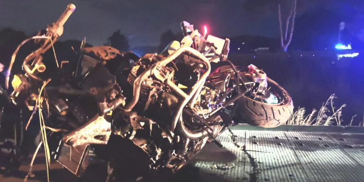 La moto ha quedado hecha un amasijo de hierros y fue retirada de la vía por un equipo de Grúas Ibiza.