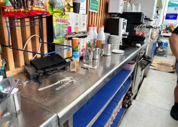 Espacio que ha dejado la caja registradora desaparecida en el bar de la Estación Marítima de las barcas de Formentera. Fotos L. F. A.