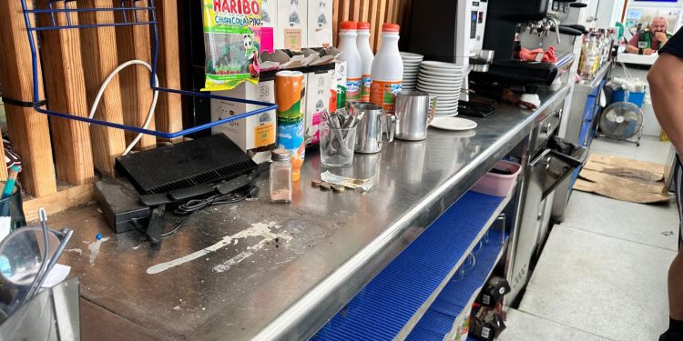Espacio que ha dejado la caja registradora desaparecida en el bar de la Estación Marítima de las barcas de Formentera. Fotos L. F. A.