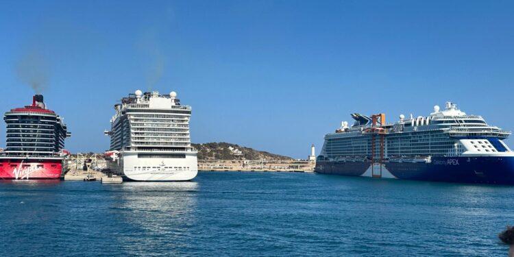 Desde el Observatorio de Sostenibilidad advierten de que aunque el número de cruceros que hacen escala en Ibiza no ha variado especialmente, los buques sí han aumentado su capacidad de pasajeros.