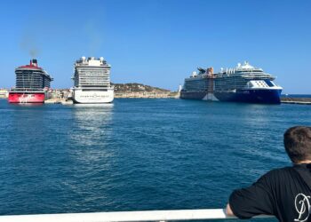 Tres cruceros coinciden a la vez en el puerto de Ibiza el pasado 10 de agosto. Foto L. F. A.