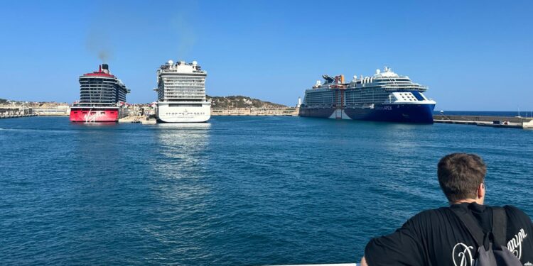 Tres cruceros coinciden a la vez en el puerto de Ibiza el pasado 10 de agosto. Foto L. F. A.