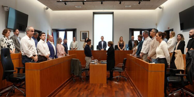 Minuto de silencio, esta mañana en el pleno del Ayuntamiento de Ibiza.