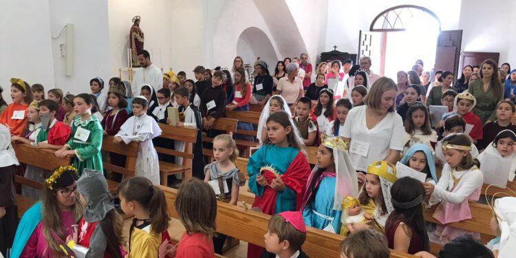 Alumnas y alumnos del Colegio Virgen Milagrosa.