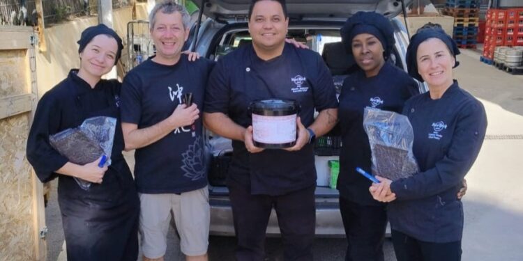 Recogida de la donación. Foto: IES Isidor Macabich