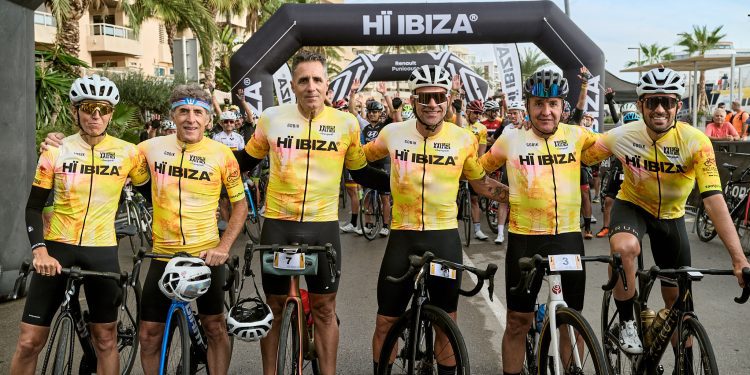 Los seis ganadores del Tour de Francia, en la puerta de salida de la prueba ibicenca. Fotos: Jon Izeta