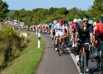 Los ciclistas ruedan por una carretera de Ibiza en la segunda jornada de la ronda. Fotos: Jon Izeta