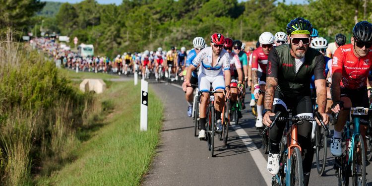 Los ciclistas ruedan por una carretera de Ibiza en la segunda jornada de la ronda. Fotos: Jon Izeta