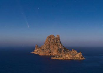 El cometa, fotografiado sobre el islote de Es Vedrà, en Sant Josep, Ibiza. Foto: Paco Natera.