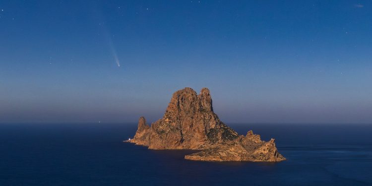 El cometa, fotografiado sobre el islote de Es Vedrà, en Sant Josep, Ibiza. Foto: Paco Natera.