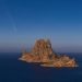 El cometa, fotografiado sobre el islote de Es Vedrà, en Sant Josep, Ibiza. Foto: Paco Natera.
