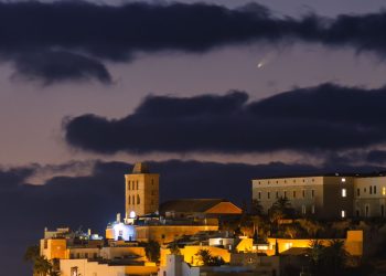 Imagen del cometa captada desde Ibiza por el fotógrafo Paco Natera.