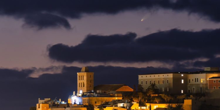 Imagen del cometa captada desde Ibiza por el fotógrafo Paco Natera.