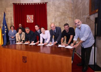 Vicent Marí, tercero por la izquierda, en la firma del convenio. Foto: Consell de Ibiza
