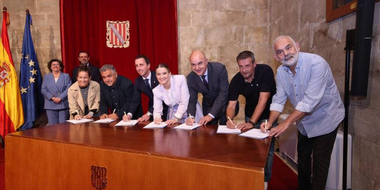 Vicent Marí, tercero por la izquierda, en la firma del convenio. Foto: Consell de Ibiza