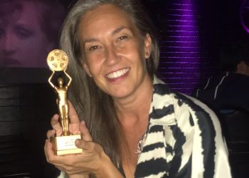 Sonia Torres, directora, guionista y productora del corto, con el premio obtenido en Las Vegas.