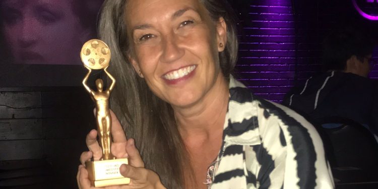 Sonia Torres, directora, guionista y productora del corto, con el premio obtenido en Las Vegas.