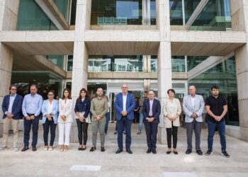 Minuto de silencio por las víctimas de la DANA en las puertas del Consell con representantes del equipo de gobierno y de otras fuerzas políticas.