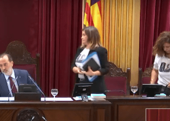 Momento en que Pilar Costa y Mercedes Garrido abandonan el pleno.