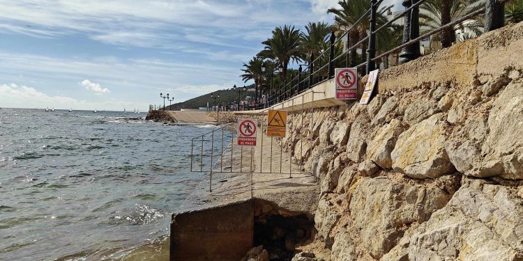 Cierre del paso. Fotos: Noudiari