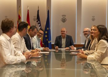 Firma del convenio. Foto: Consell de Ibiza