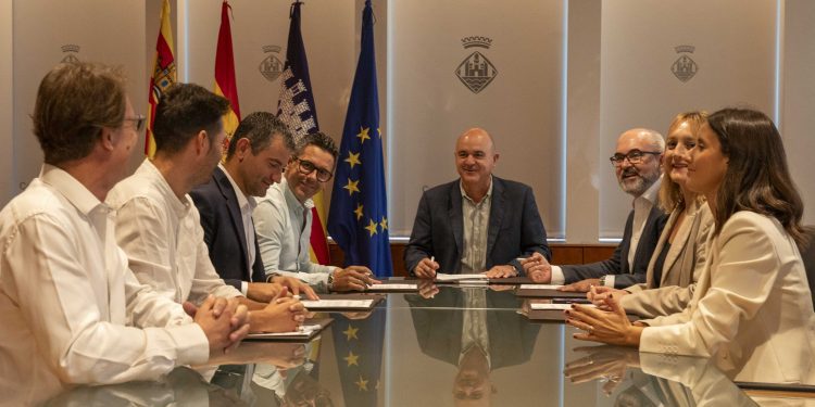Firma del convenio. Foto: Consell de Ibiza