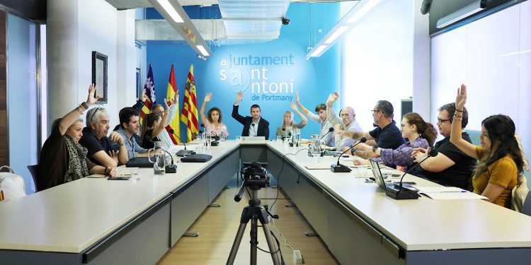 Un momento del pleno. Foto: Ayuntamiento de Sant Antoni