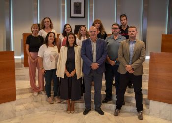 El personal que ha tomado posesión de sus puestos, junto al presidente del Consell, Vicent Marí´, la consellera María Fajarnés y el secretario del Consell, Pedro Bueno.