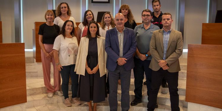 El personal que ha tomado posesión de sus puestos, junto al presidente del Consell, Vicent Marí´, la consellera María Fajarnés y el secretario del Consell, Pedro Bueno.