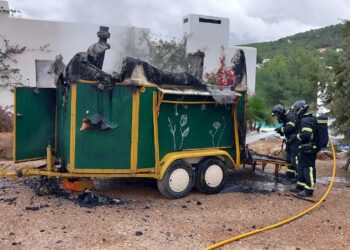 Imagen del remolque afectado. FOTO: @bombersdeivissa