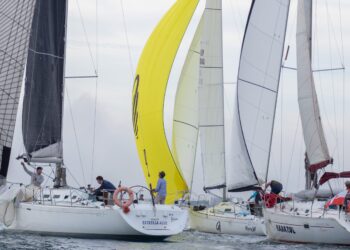 Participantes en la regata, después de tomar la salida en una edición anterior. Foto: Pep Portas - RCNV