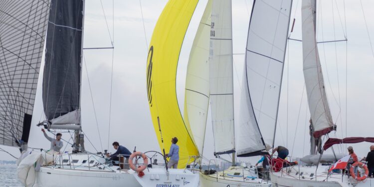 Participantes en la regata, después de tomar la salida en una edición anterior. Foto: Pep Portas - RCNV