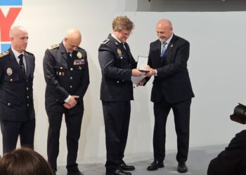 El oficial de la Policía Local de Santa Eulària, Juan Tur, recibe la medalla.
