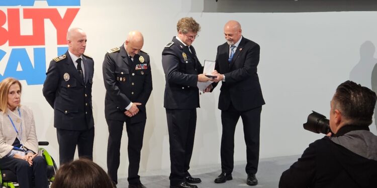 El oficial de la Policía Local de Santa Eulària, Juan Tur, recibe la medalla.