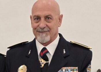 El expolicía local de Santa Eulària des Riu, José López, recibió el pasado día 22 en Sevilla la Encomienda de la Gran Cruz Azul de Emergencias.