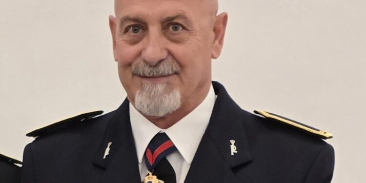 El expolicía local de Santa Eulària des Riu, José López, recibió el pasado día 22 en Sevilla la Encomienda de la Gran Cruz Azul de Emergencias.