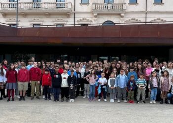 Foto de familia con el profesorado y alumnado de los centros distinguidos.(Click sobre la imagen para ampliarla)