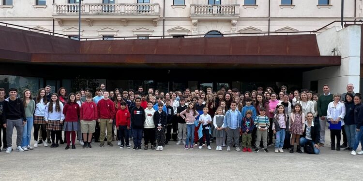 Foto de familia con el profesorado y alumnado de los centros distinguidos.(Click sobre la imagen para ampliarla)